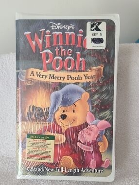 Disney Winnie the Pooh Holiday Tale - Red, Yellow & Pink Cover